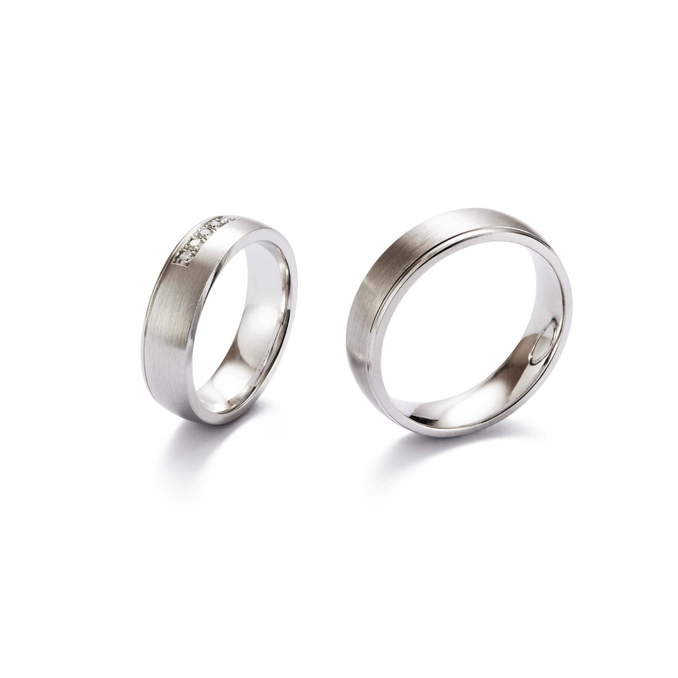 Trauringe in Weissgold, längsmatt