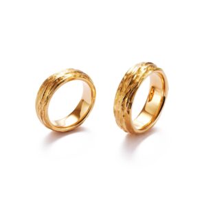Trauringe in Rotgold mit Wellenstruktur