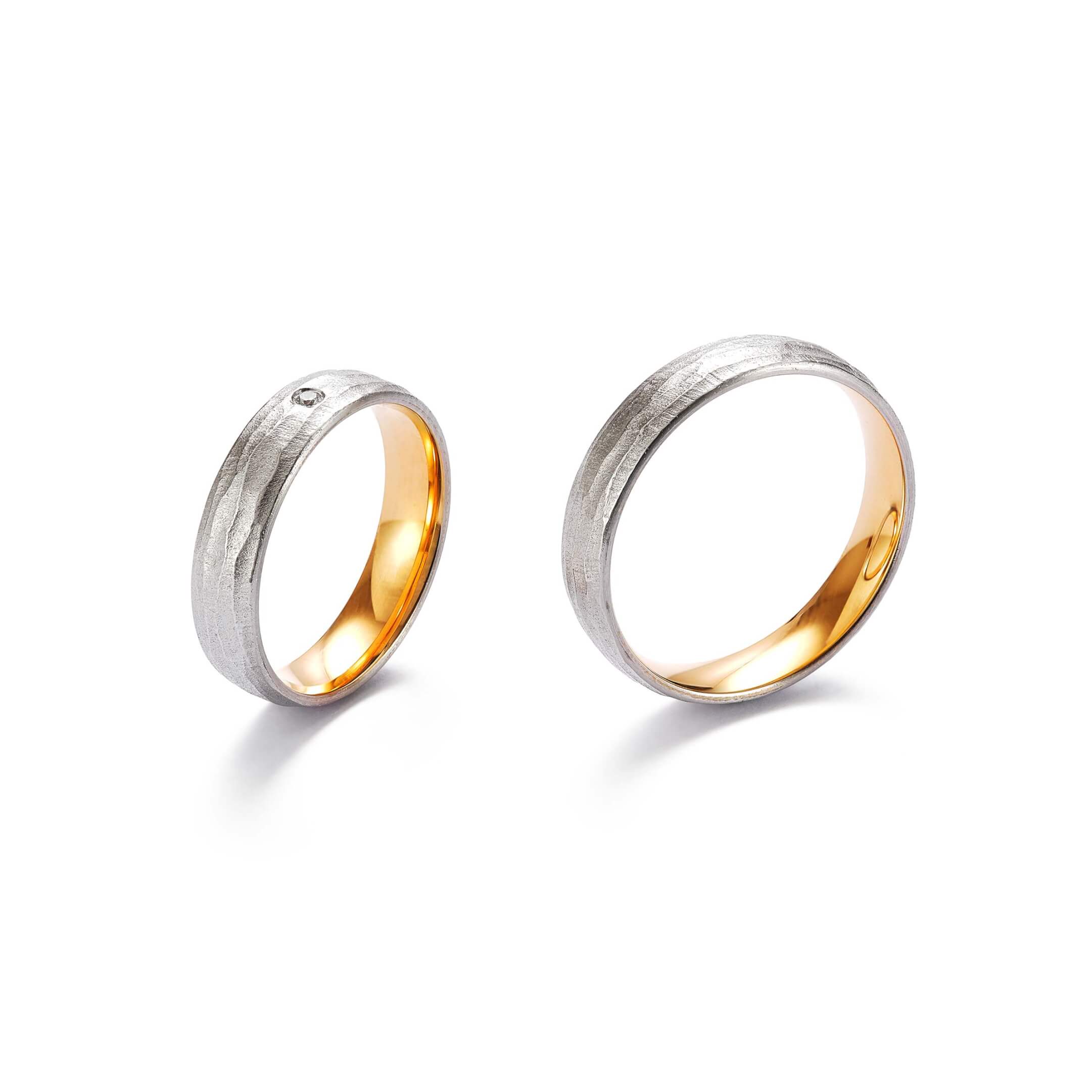 Trauringe in Weiss- und Rotgold mit Rindenstruktur