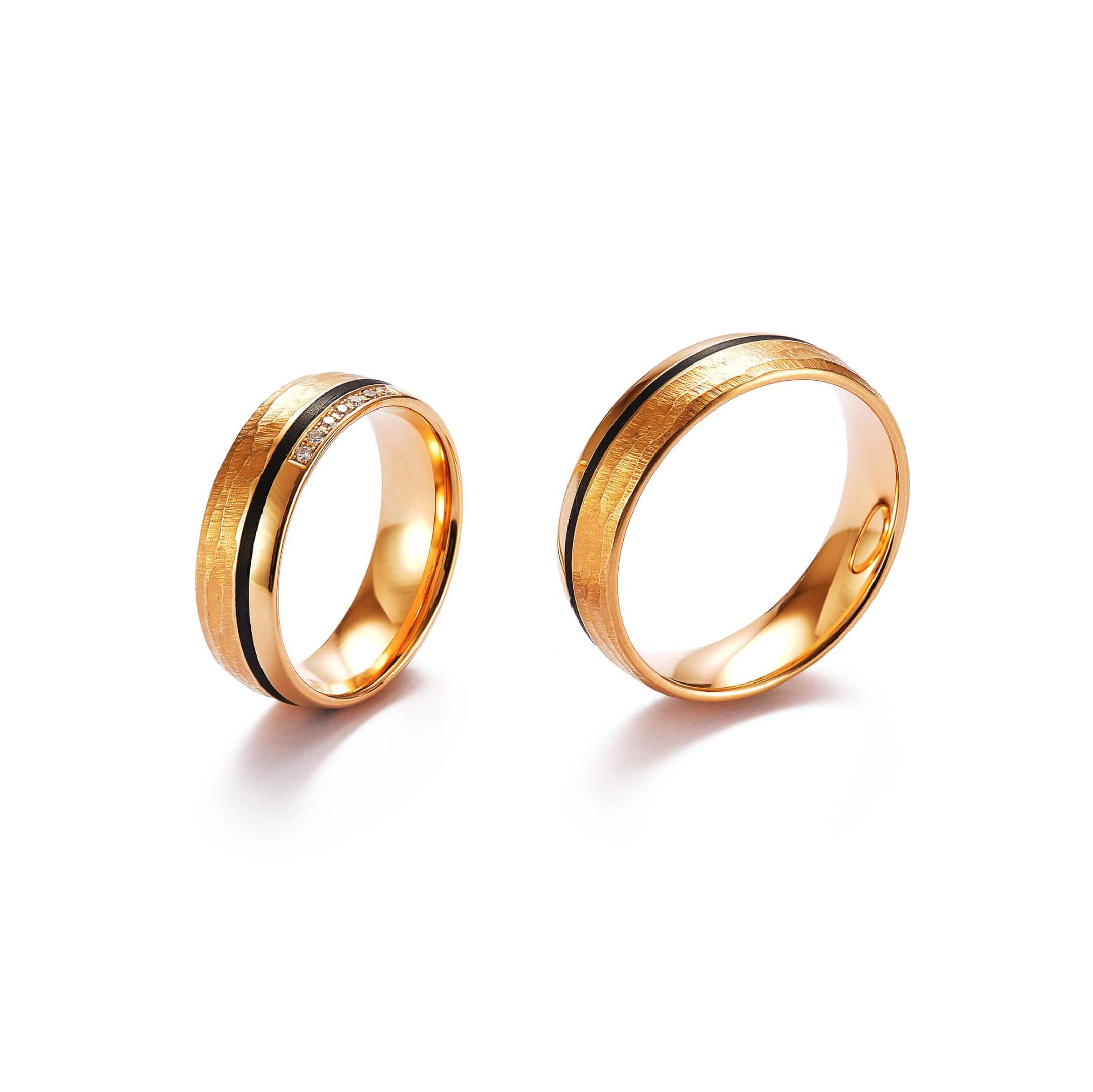 Trauringe in Roségold mit Carbon und Rinden Struktur