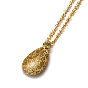 Anhänger in Gelbgold mit Chrysoberyll und versteinerter Koralle
