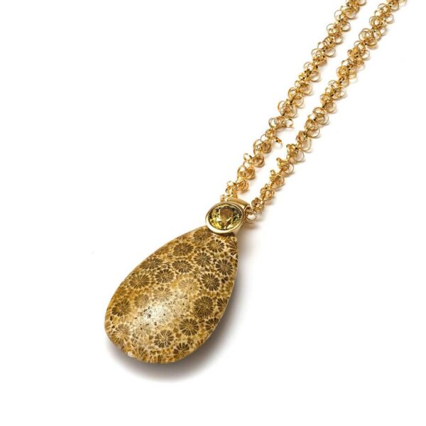 Anhänger in Gelbgold mit Chrysoberyll und versteinerter Koralle