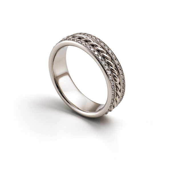 Ring in Weissgold mit 92 Brillanten