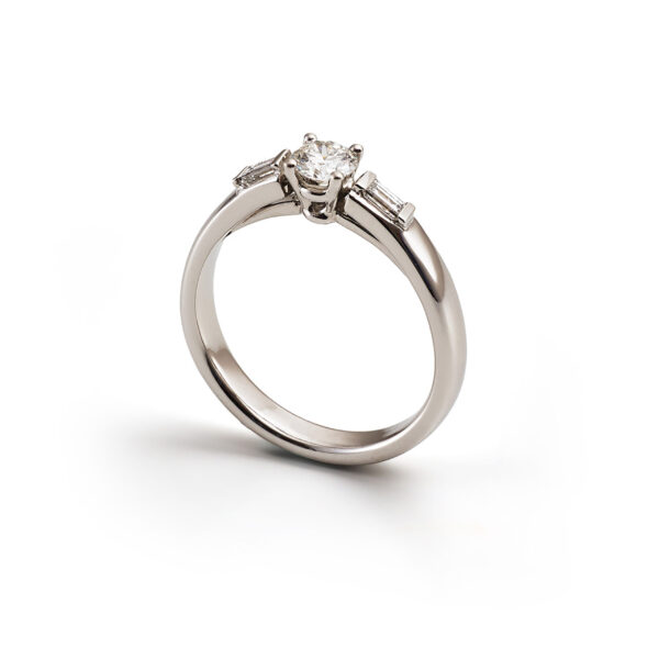 Solitär-Ring in Weissgold mit Diamanten