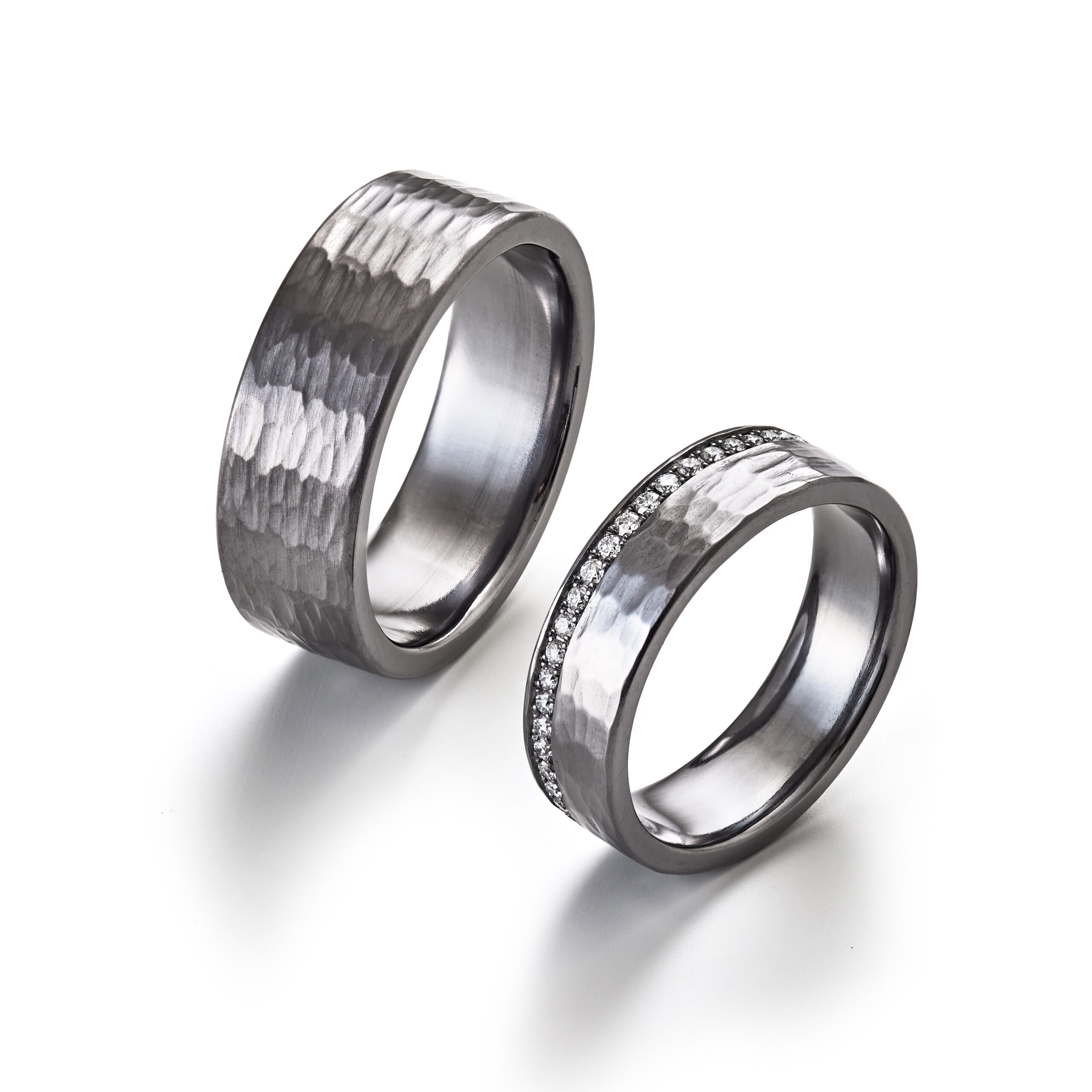 Trauringe in Tantal mit Hammerschlag Struktur und Brillanten
