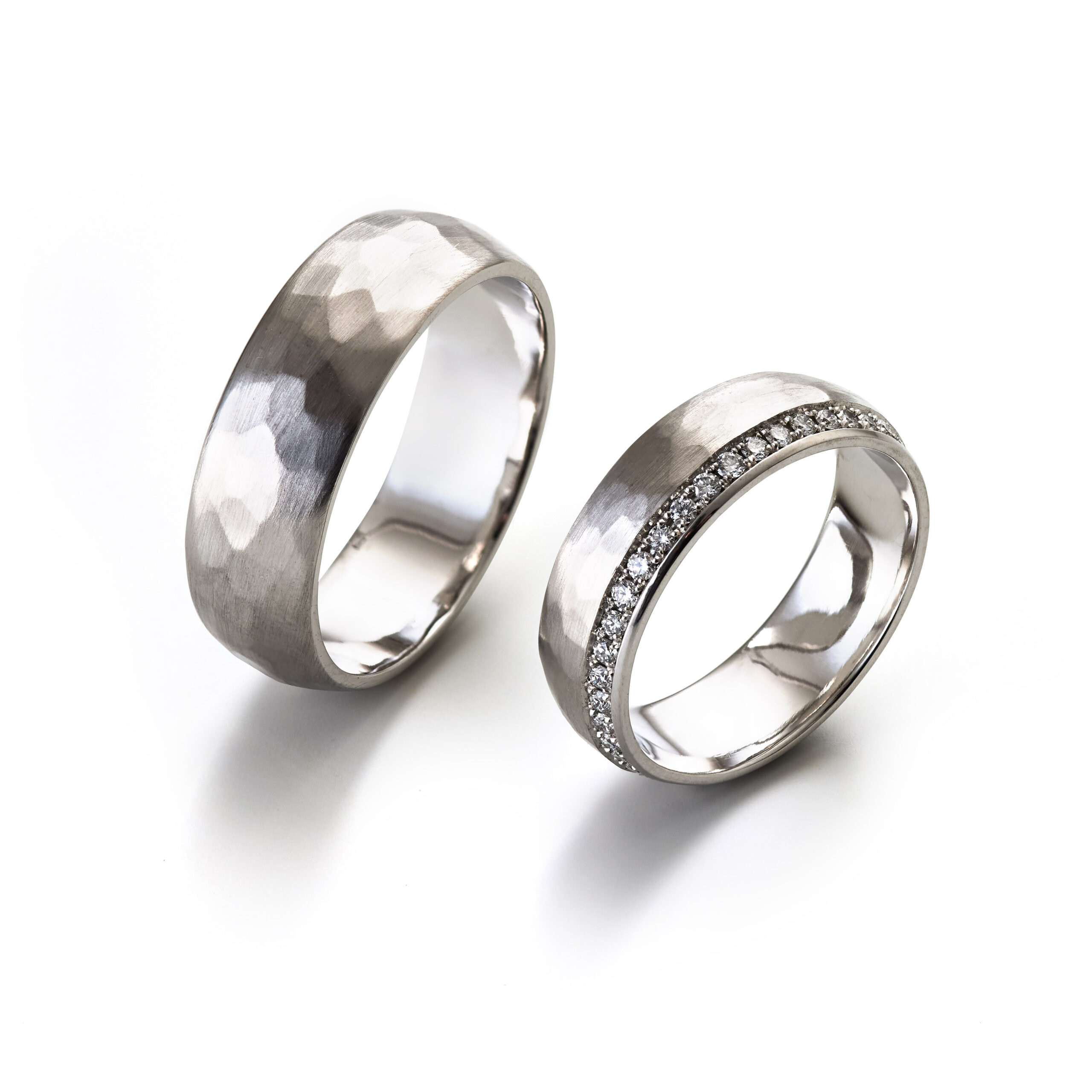 Trauringe in Weissgold mit Hammerschlag Struktur und Brillanten