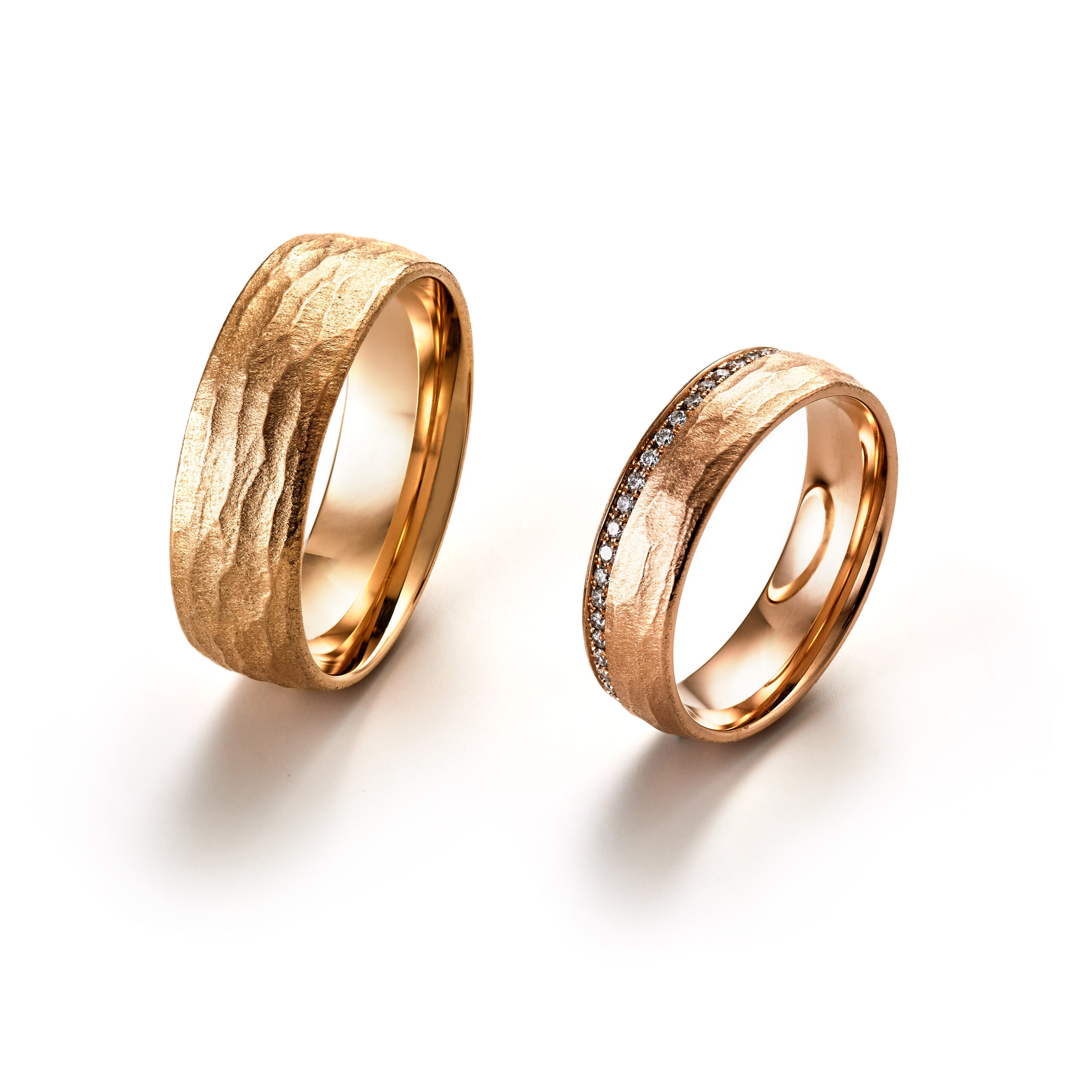 Trauringe in Rot-und Roségold mit Rindenstruktur und Brillanten