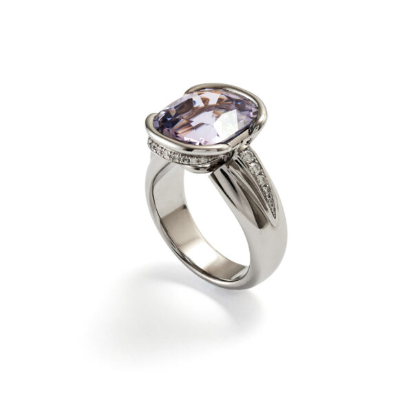 Ring in Weissgold mit einem Spinell 10.2 ct und Brillanten