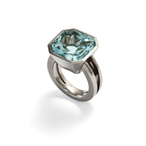 Ring in Weissgold mit einem Aquamarin 20.6 ct