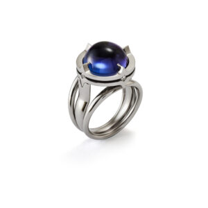 Ring in Weissgold mit einem Tansanit Cabochon und Brillanten