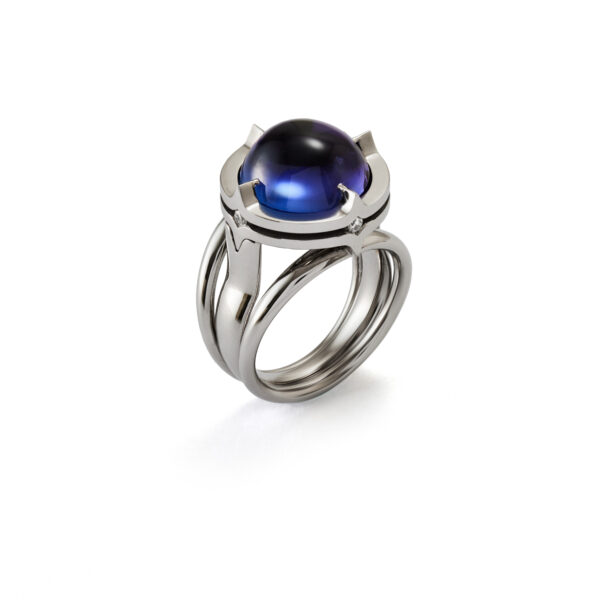 Ring in Weissgold mit einem Tansanit Cabochon und Brillanten