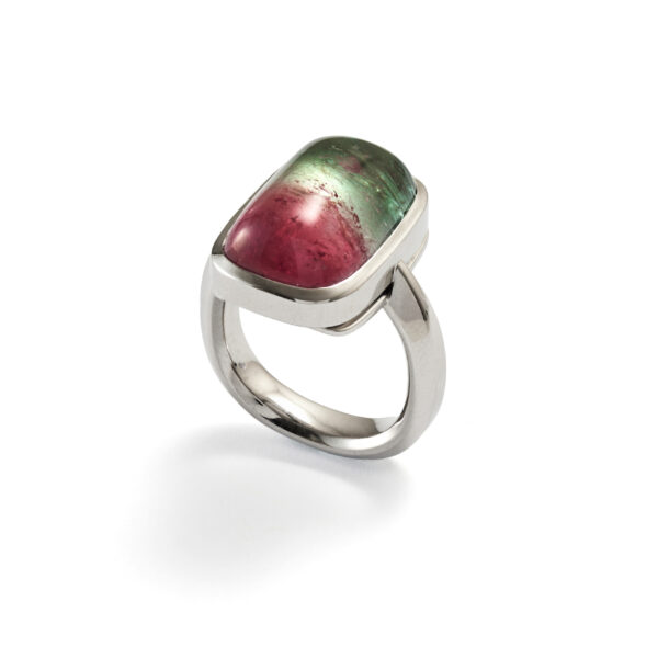 Ring in Weissgold mit einem mehrfarbigen Turmalin 17.0 ct